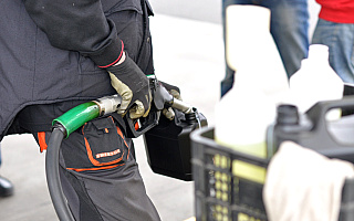 Brawurowa kradzież kilkuset litrów paliwa. Policja apeluje o pomoc w śledztwie